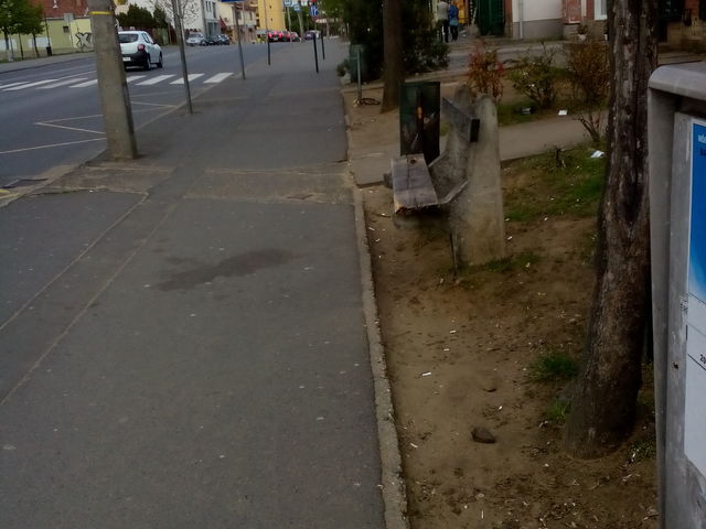 Felújítják a padot a Fő téri buszmegállóban, és  az újabbak elhelyezési lehetőségeit is vizsgálják!