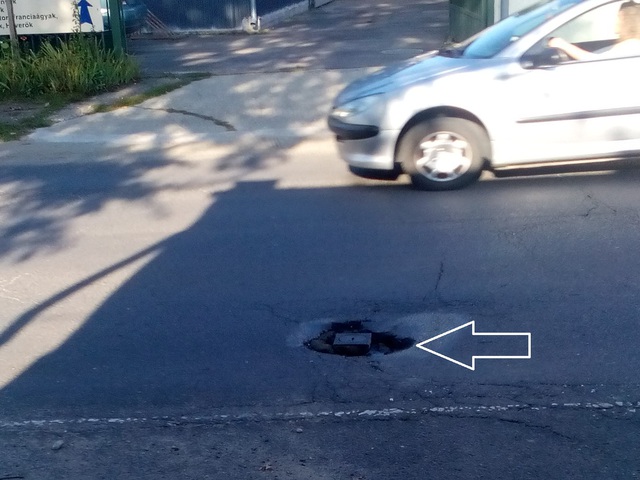 A biztonságos közlekedés került veszélybe a Tompa Mihály utcán!