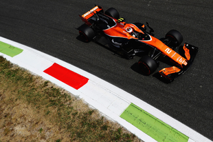 Meglepetés a McLarentől, mindkét pilóta a top10-ben