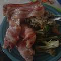 Baconbe tekert csirkemell rizottóval, fácskákkal