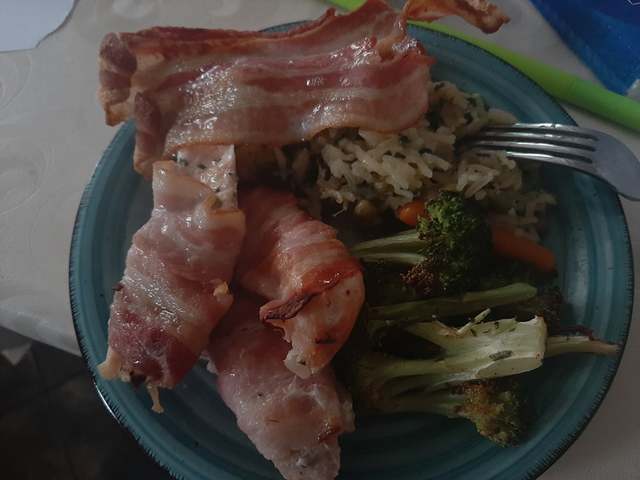 Baconbe tekert csirkemell rizottóval, fácskákkal
