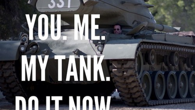 Egy tankban Arnold Schwarzeneggerrel