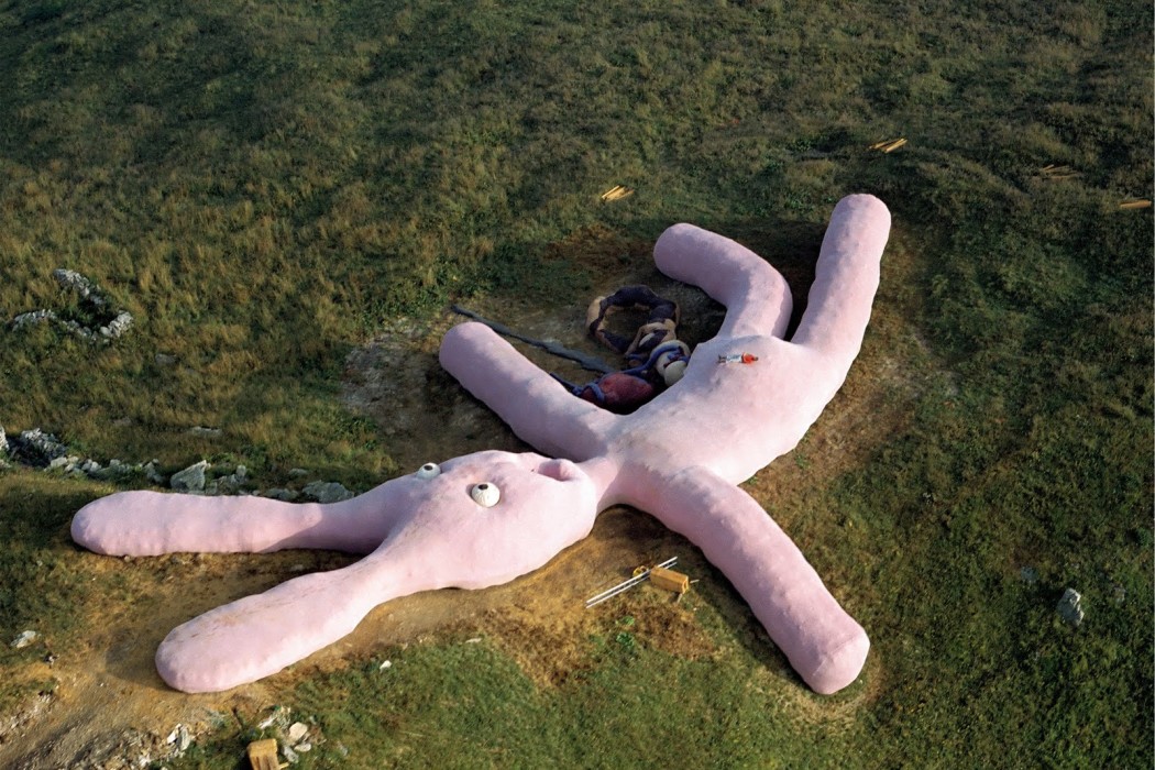 gelitin-pink-giant-rabbit-colletto-fava-italy-woe1-1050x700.jpg
