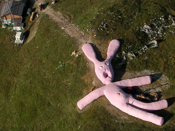 gelitin-pink-giant-rabbit-colletto-fava-italy-woe9.jpg