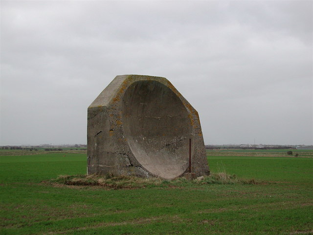 ww1acousticmirrorkilnsea_paulglazzard_jan2007.jpg