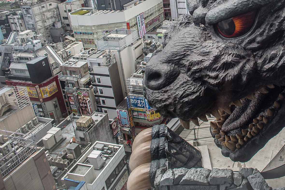 Nehéz elbújni Godzilla figyelő tekintete elől