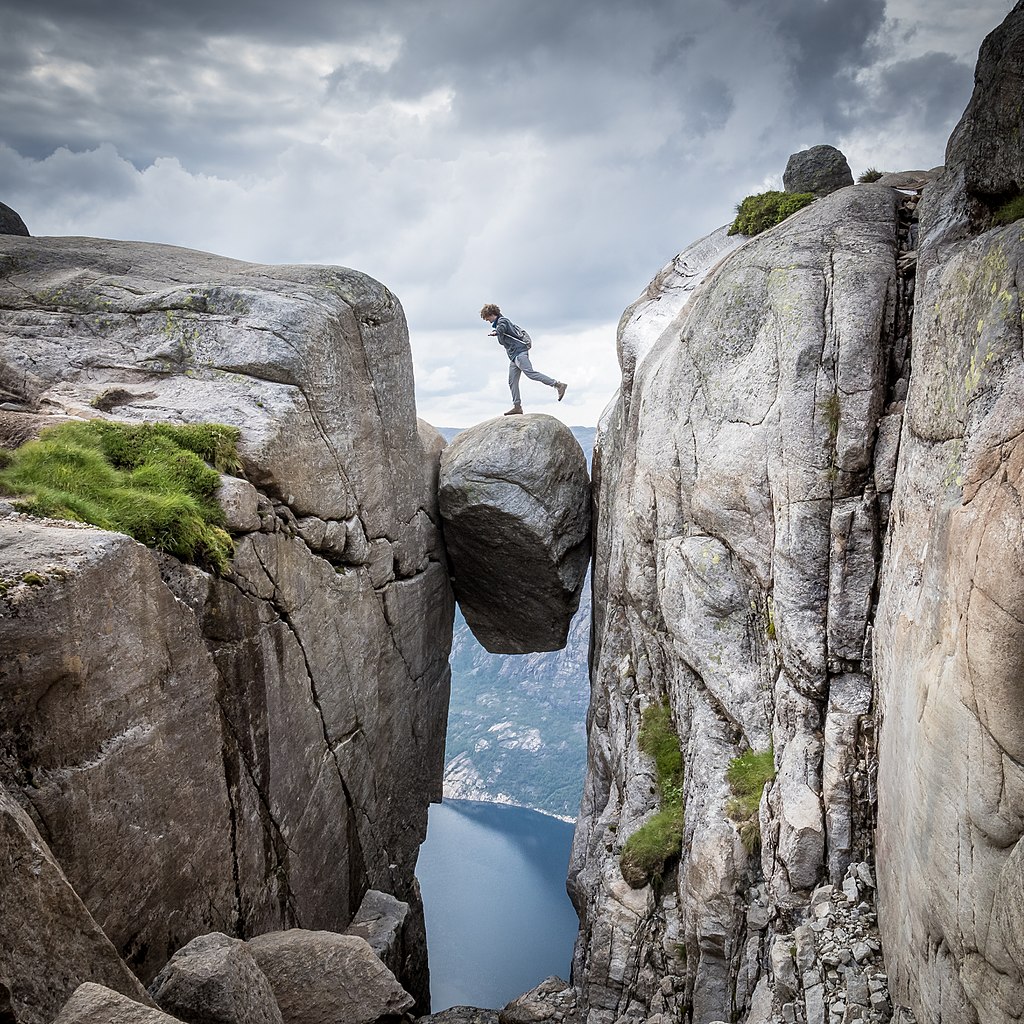 1024px-somewhere_over_the_sea_kjeragbolten_norway.jpg