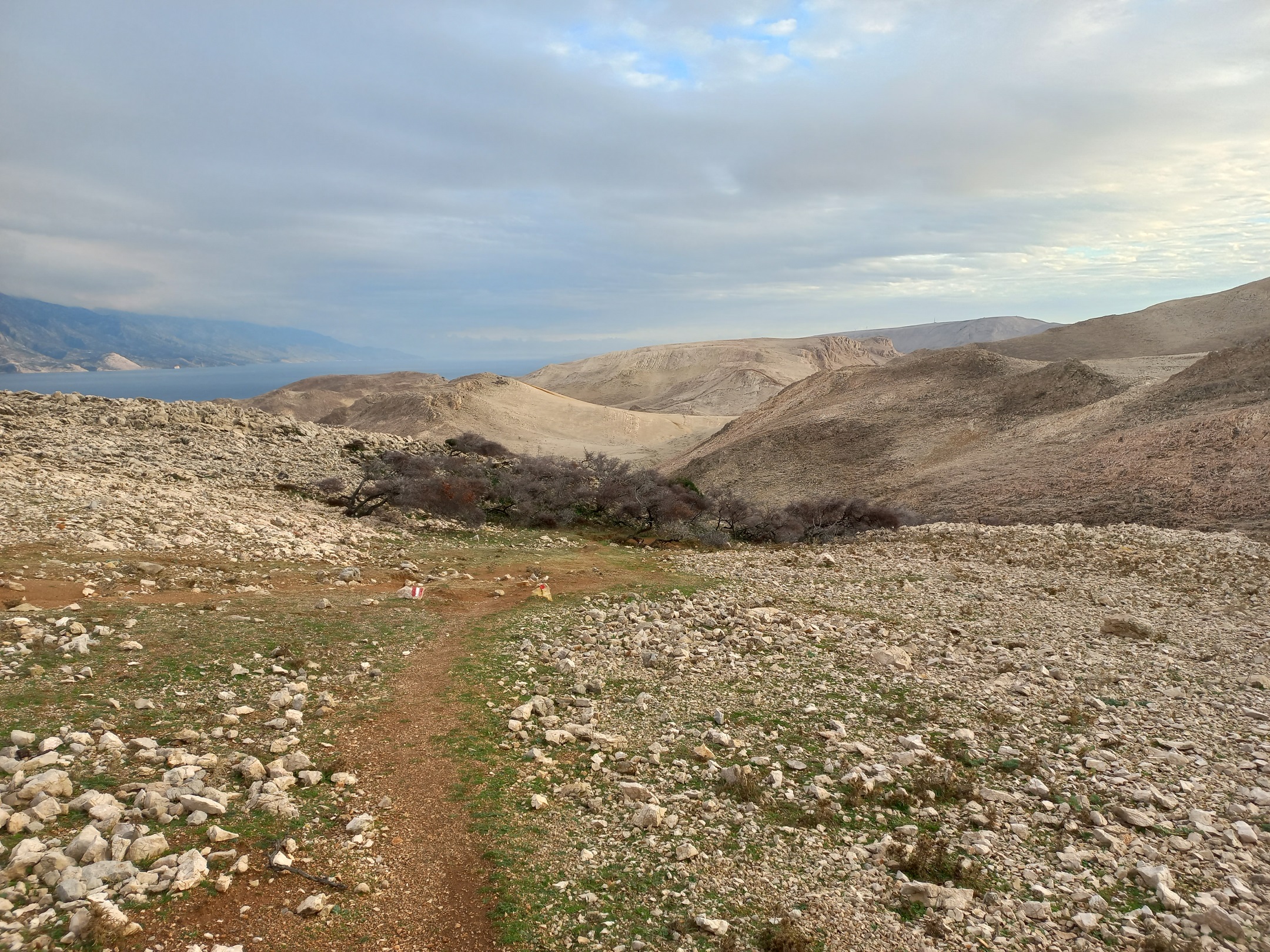 A távolban a Velebit hegylánca