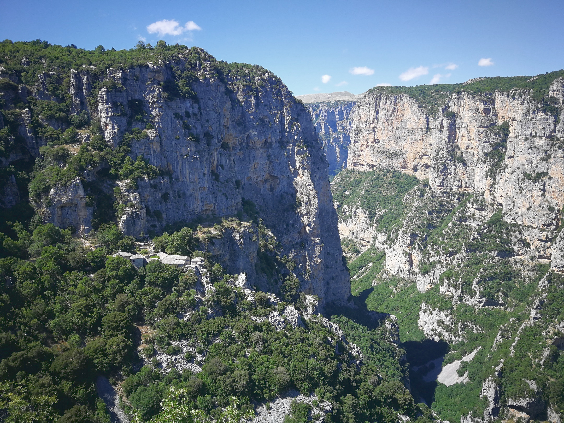 Panoráma az Agia Paraskevi monostorra és a Vikos-szurdokra                                                                                                       