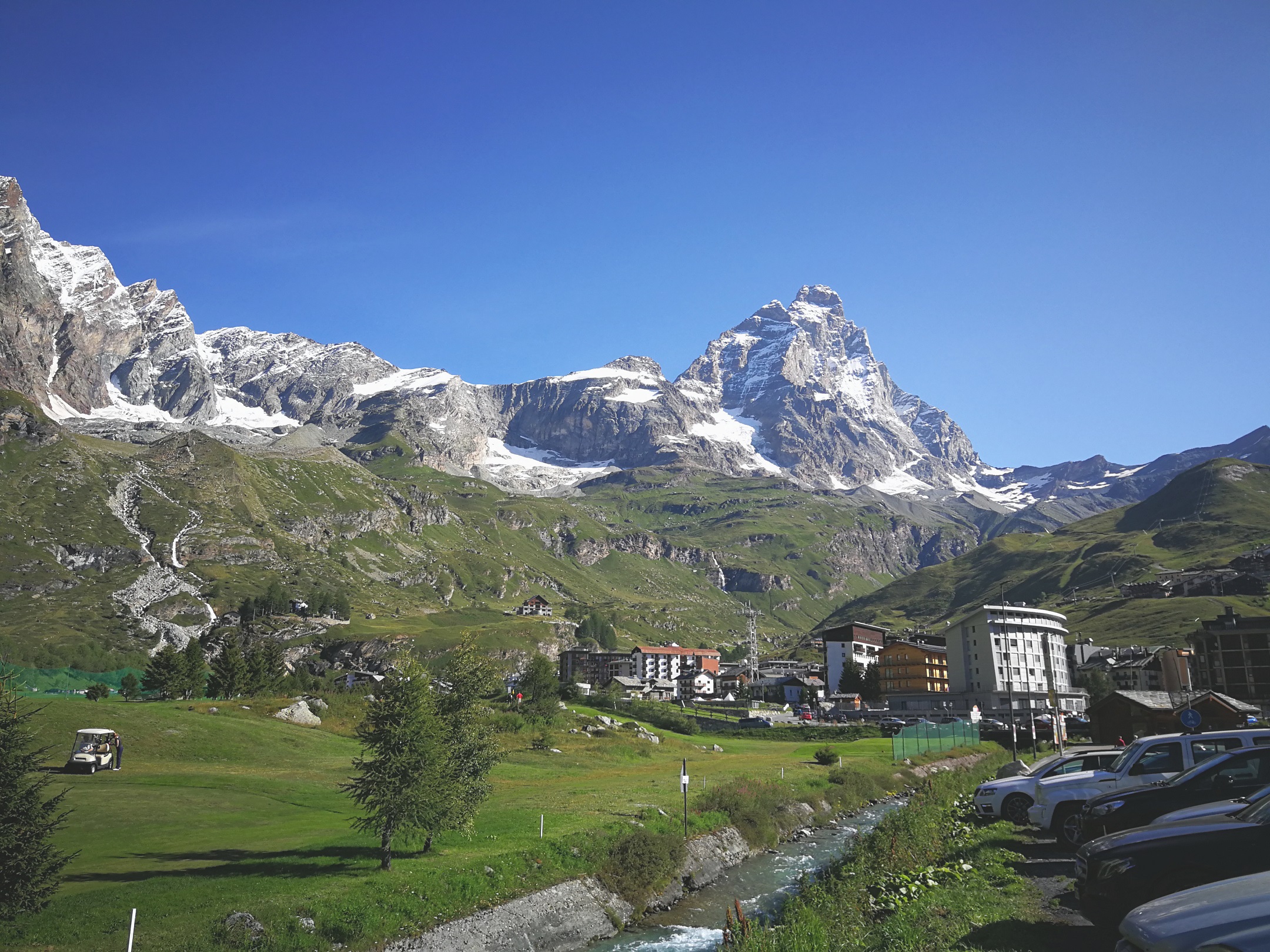 Cervinia látképe (baloldalt befigyel egy sokcsillagos golfpálya!)