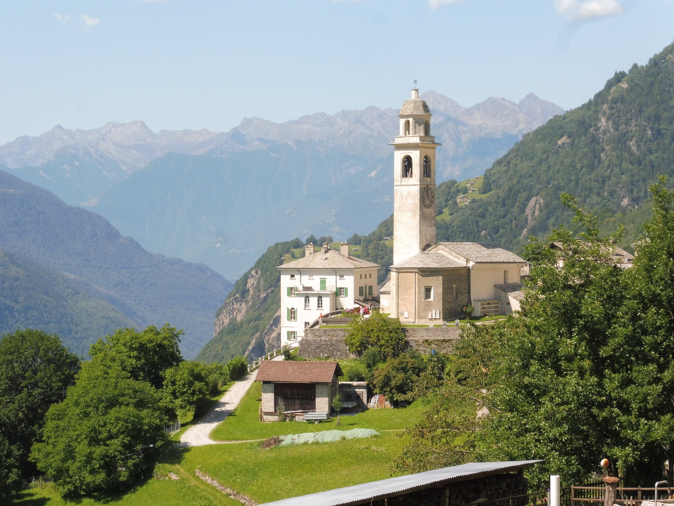 Soglio református temploma kelet felől fotózva, vagyis olasz hegyekkel a háttérben