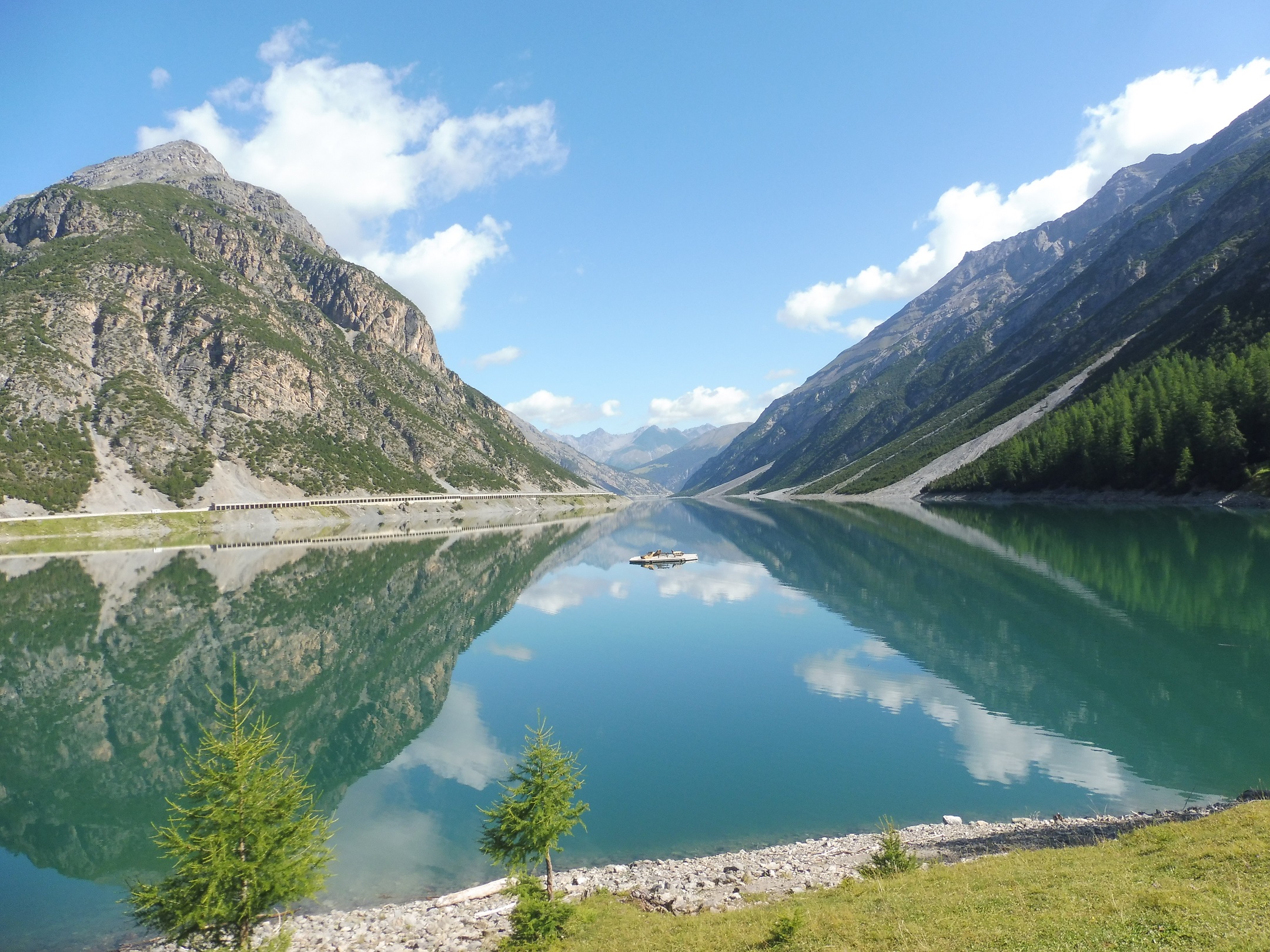 Reggel még tükörsima a Lago di Livigno vize