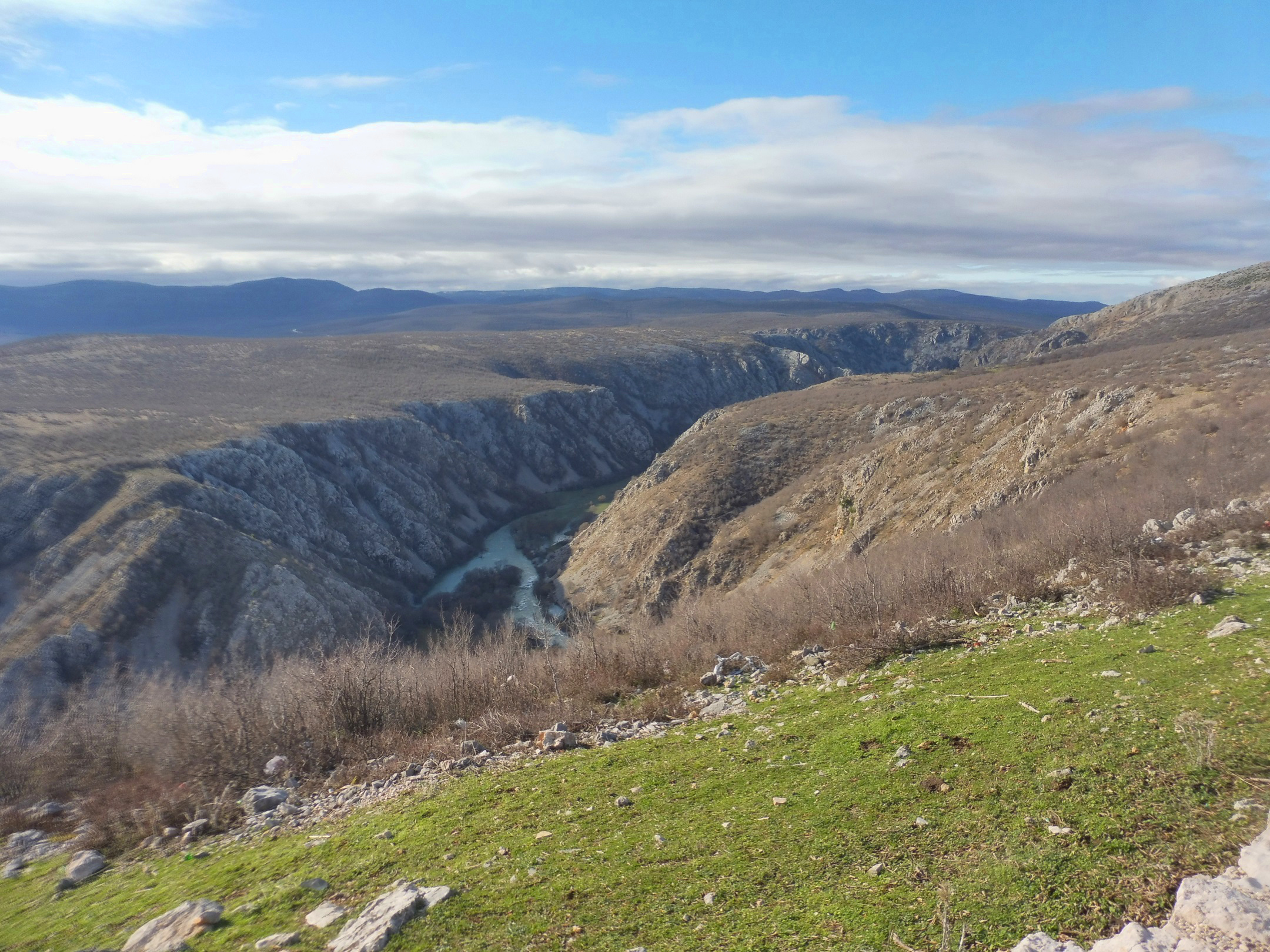 A Krupa-kanyon szinte kettévágja a fennsíkot