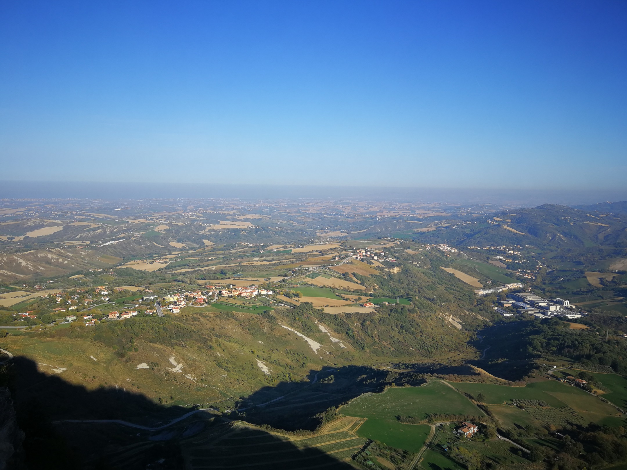 San marinói és olasz lankák, a hegytetőről látszik a tenger is!