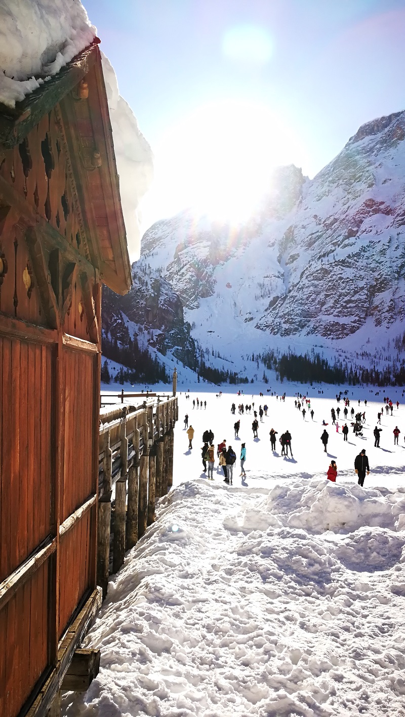 A mesébe illő csónakház a Lago di Braies partján