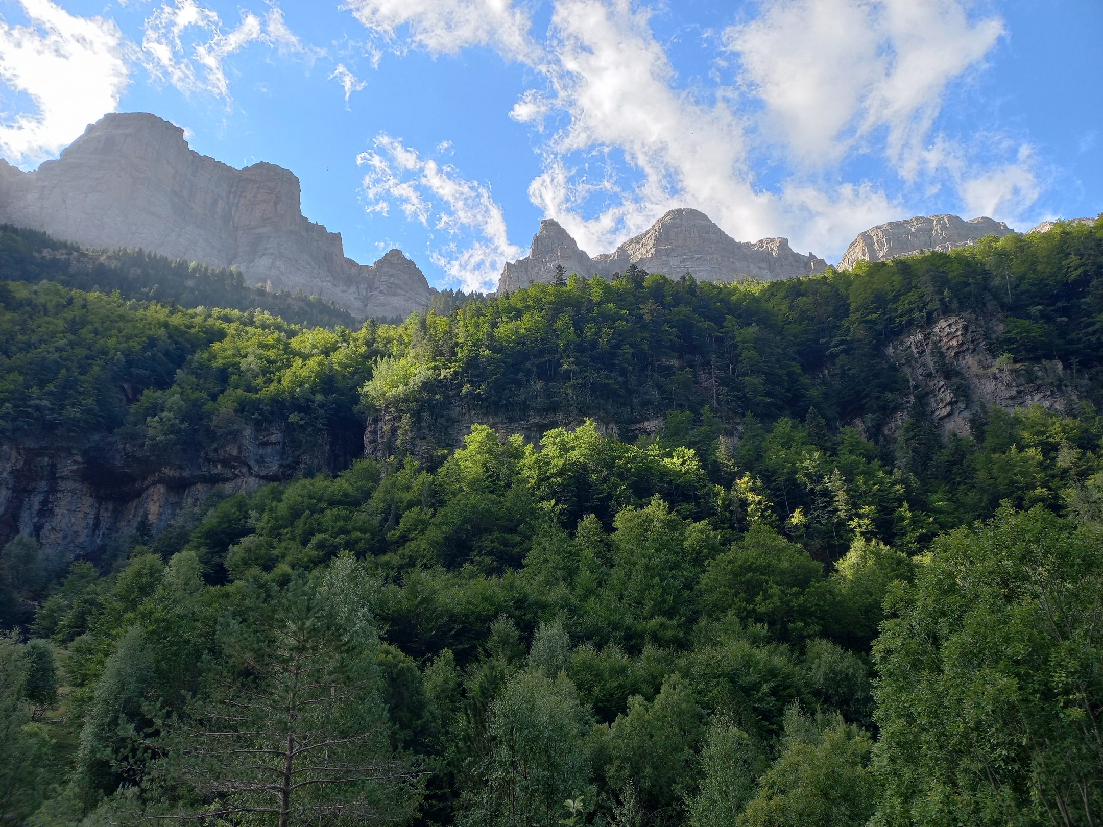 Az Ordesa-völgyet szegélyező elképesztő sziklatornyok
