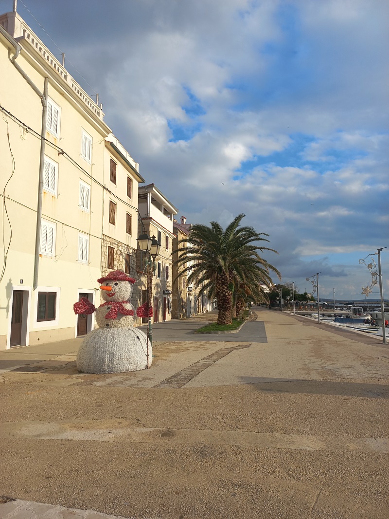 Téli mediterrán csendélet: hóember pálmafával