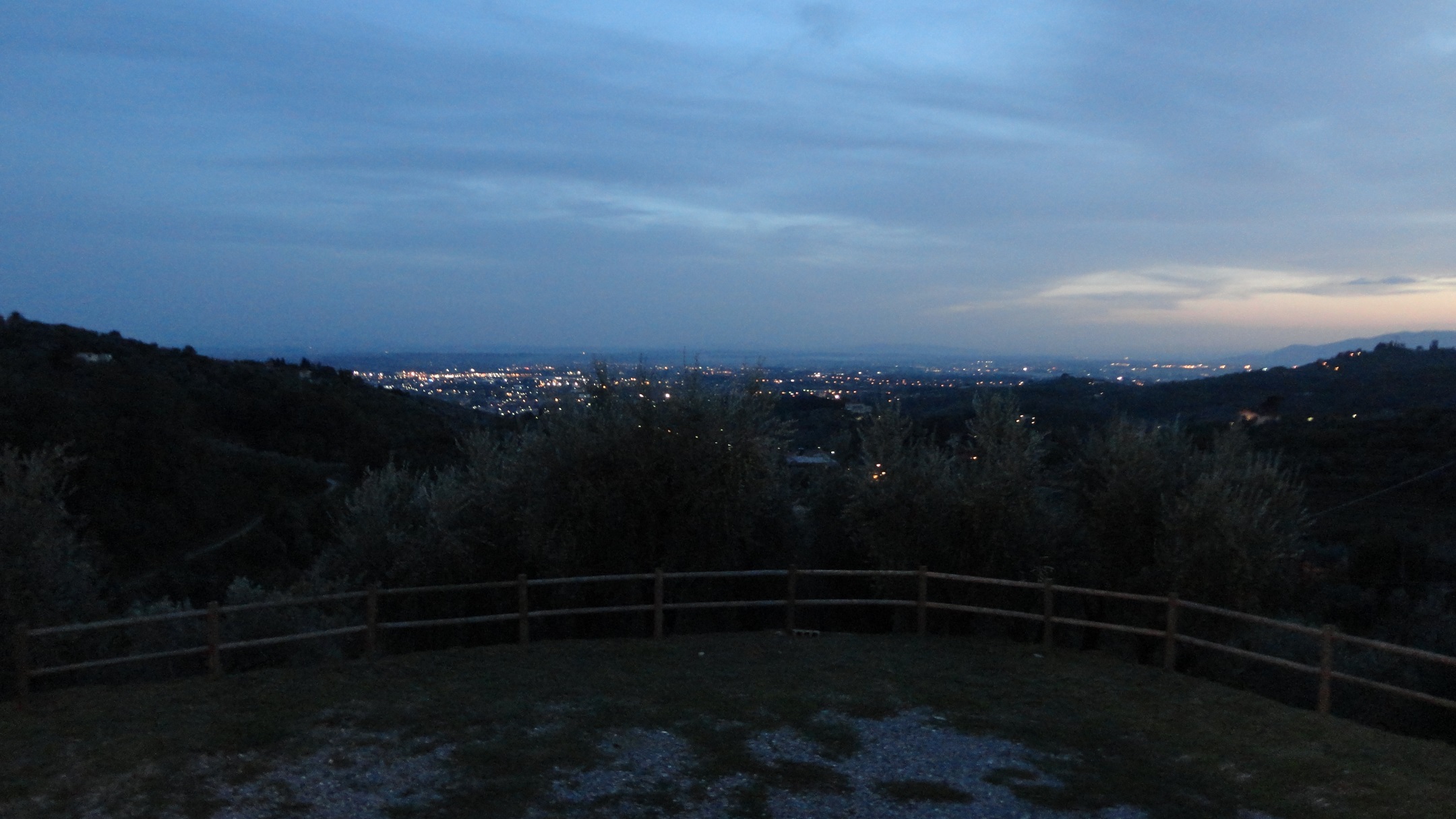 Montecatini Terme fényei a távolban