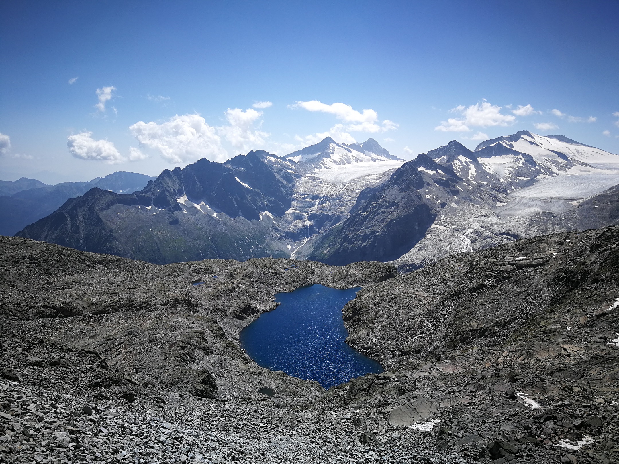 A Lago Scuro, a háttérben az egykor a Val Genovába leömlő gleccserek