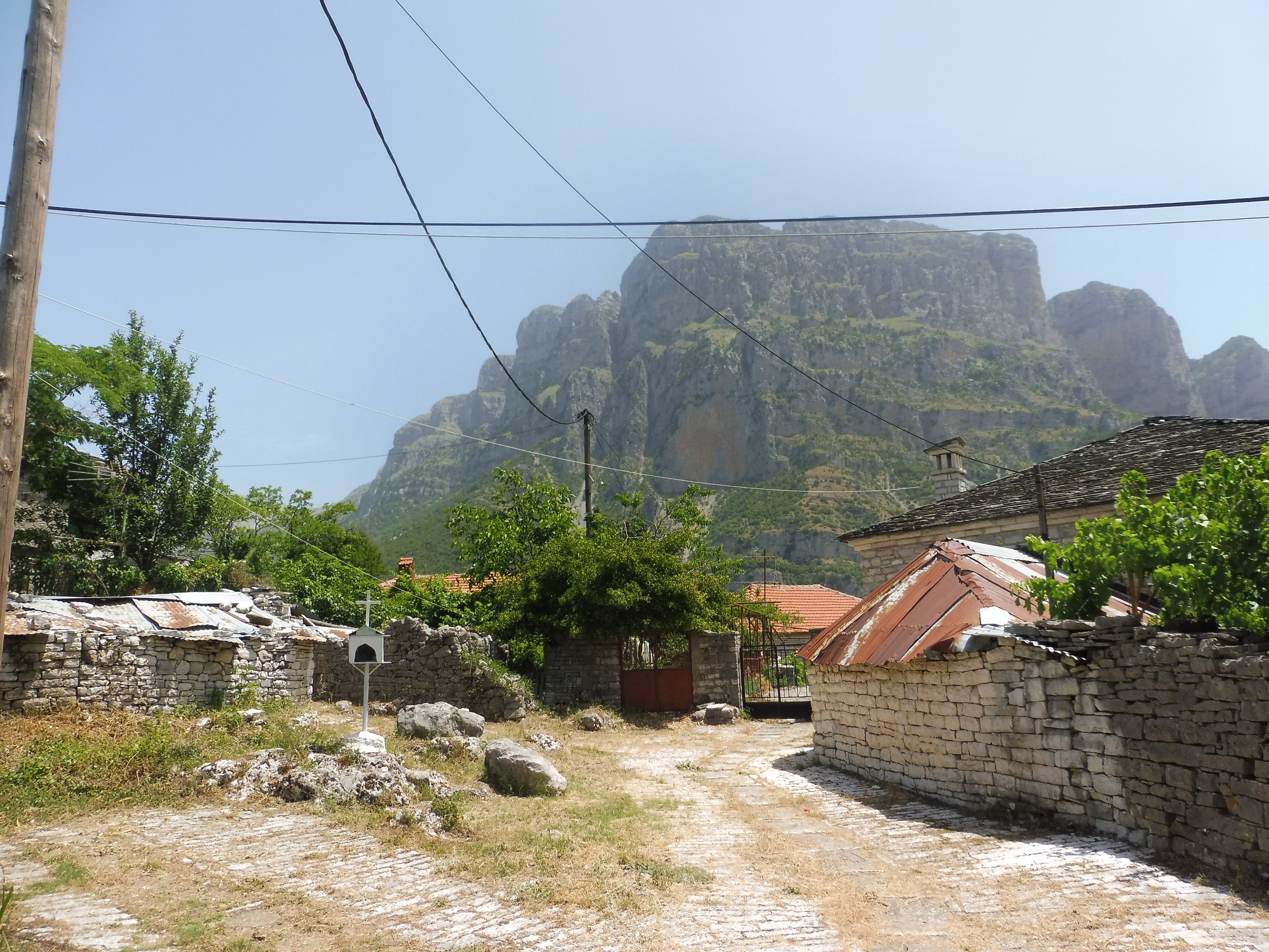 A szurdok falai magasan a falu fölé magasodnak