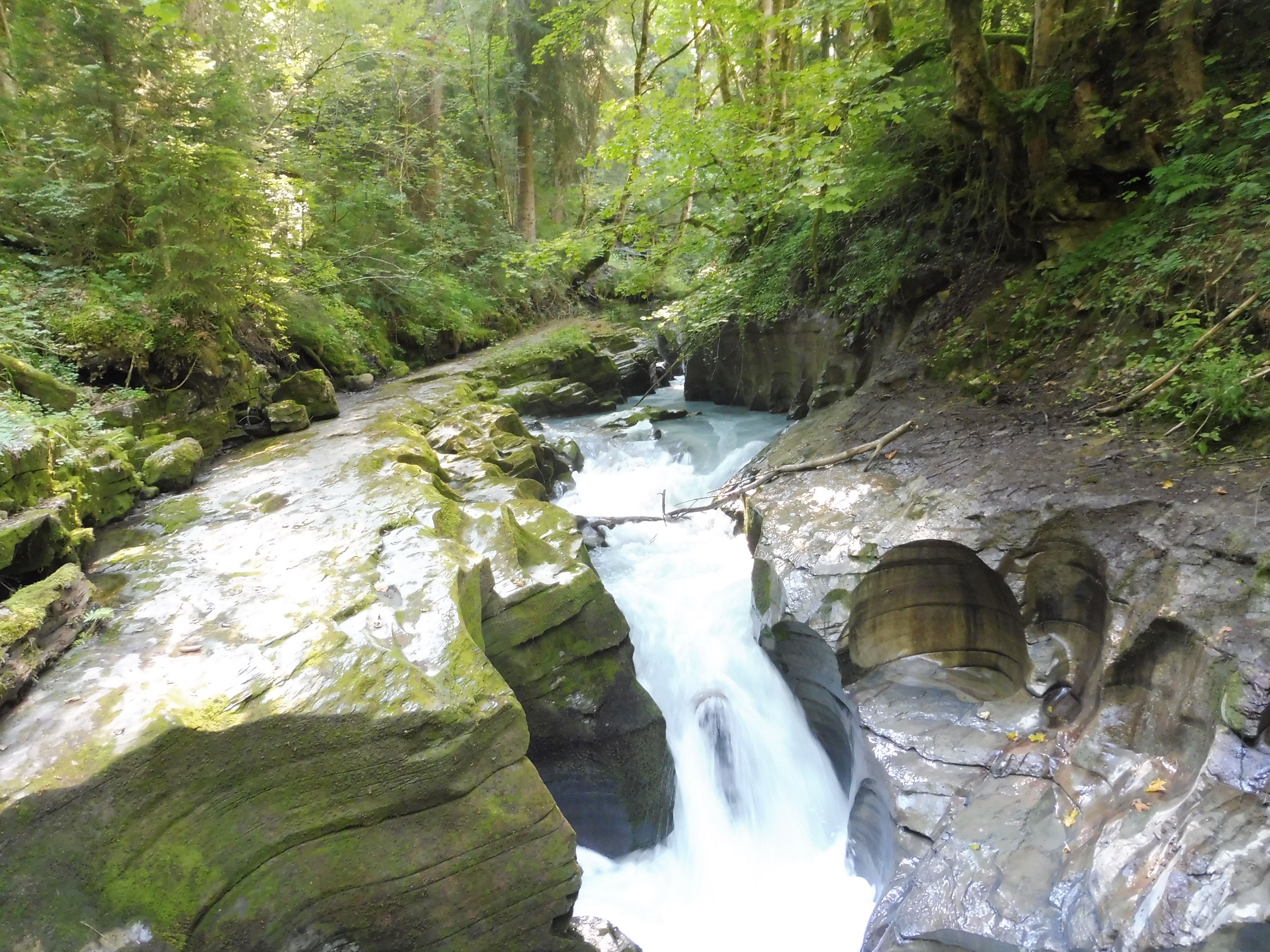 Felsbachschlucht, jobbra gleccserüstök