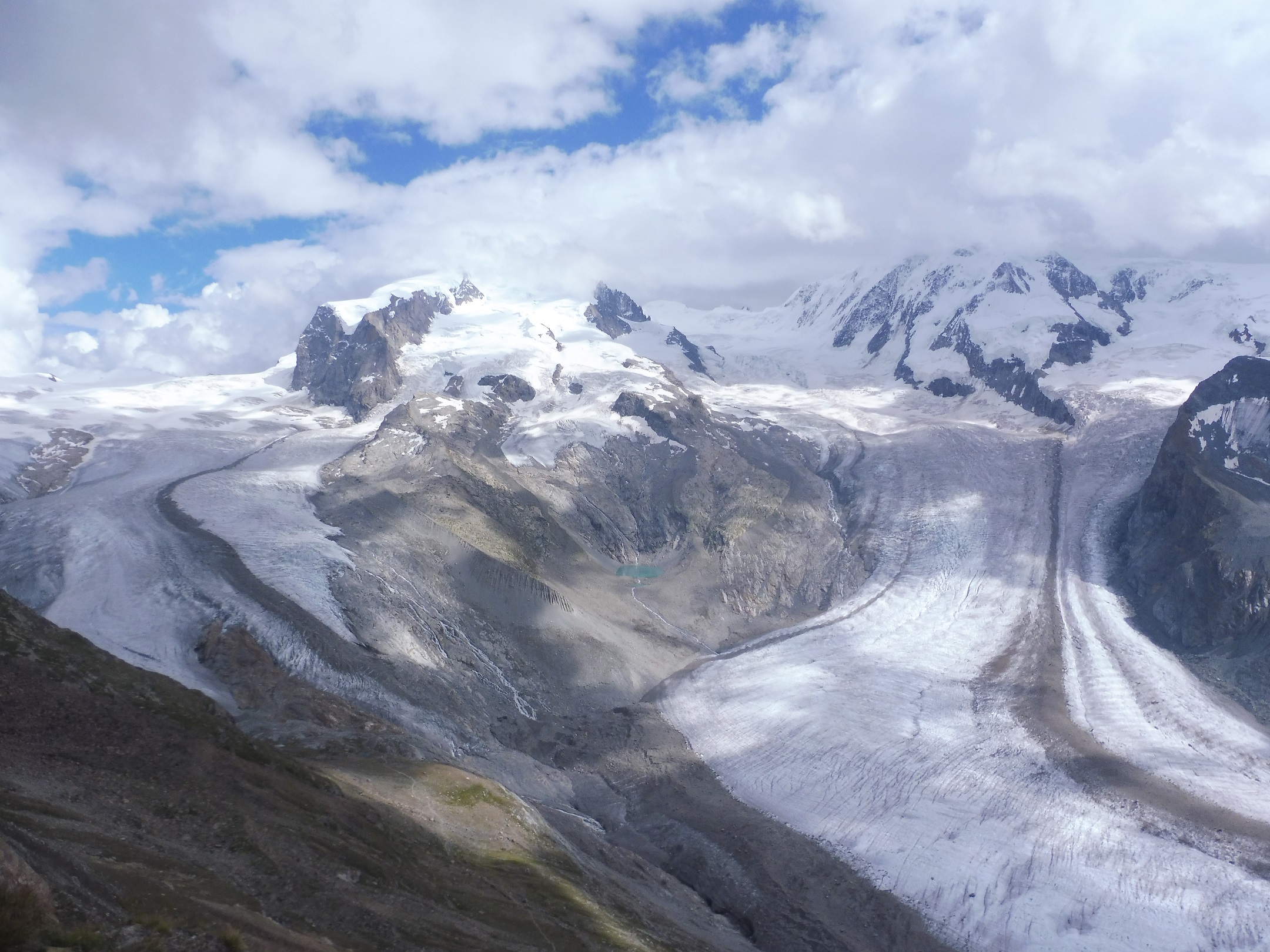 Jobb felől a Gornergletscher, bal felől a Monte Rosa Gletscher