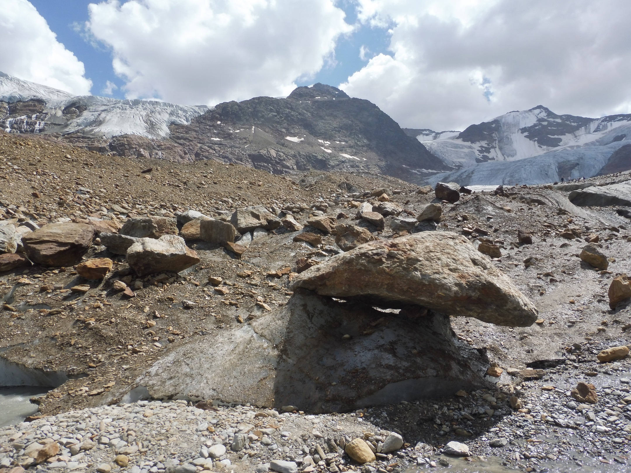 Gleccserasztal, amit már csak a jég tart fent