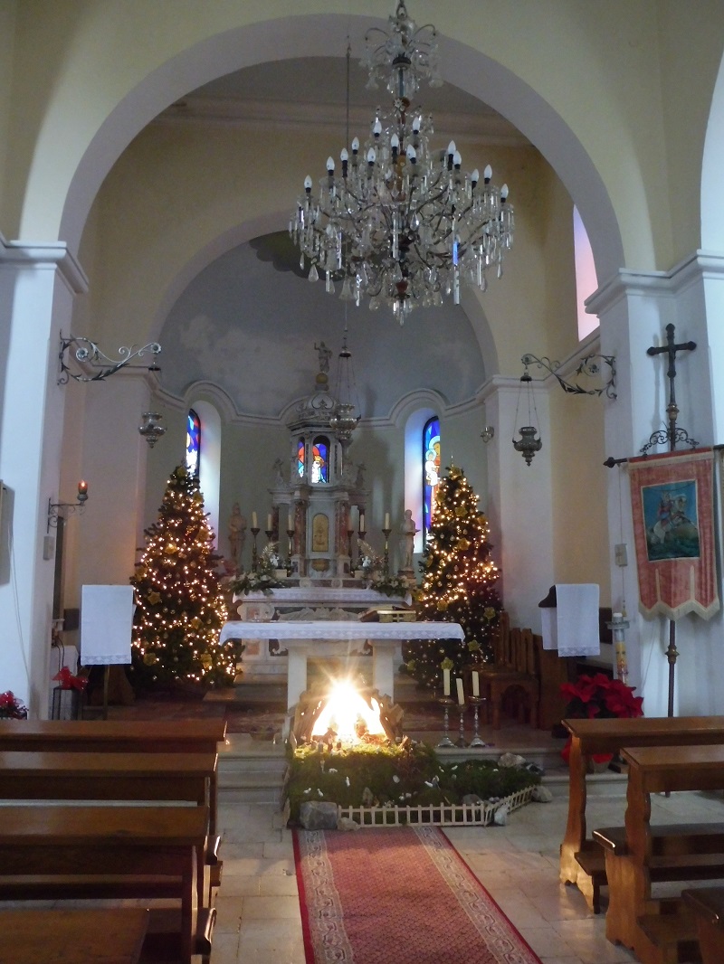 A templomokban feldíszített karácsonyfákat állítanak az oltár mellé, ezzel sokkal családiasabbá téve a hangulatot