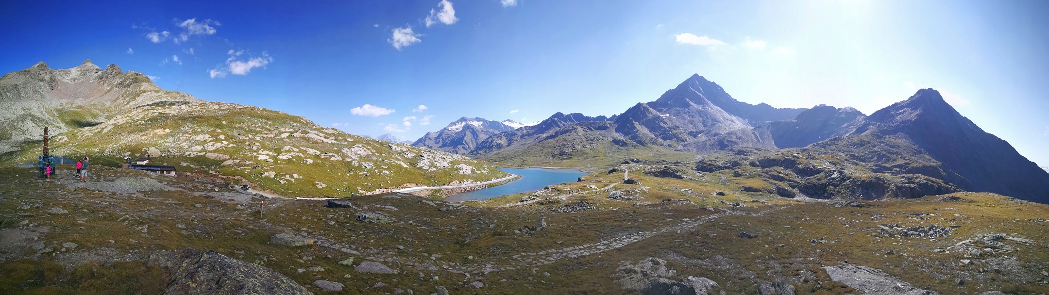 A hágó és az észak felé átvezető út, a havas csúcsok már a Stelvio Nemzeti Parkhoz tartoznak