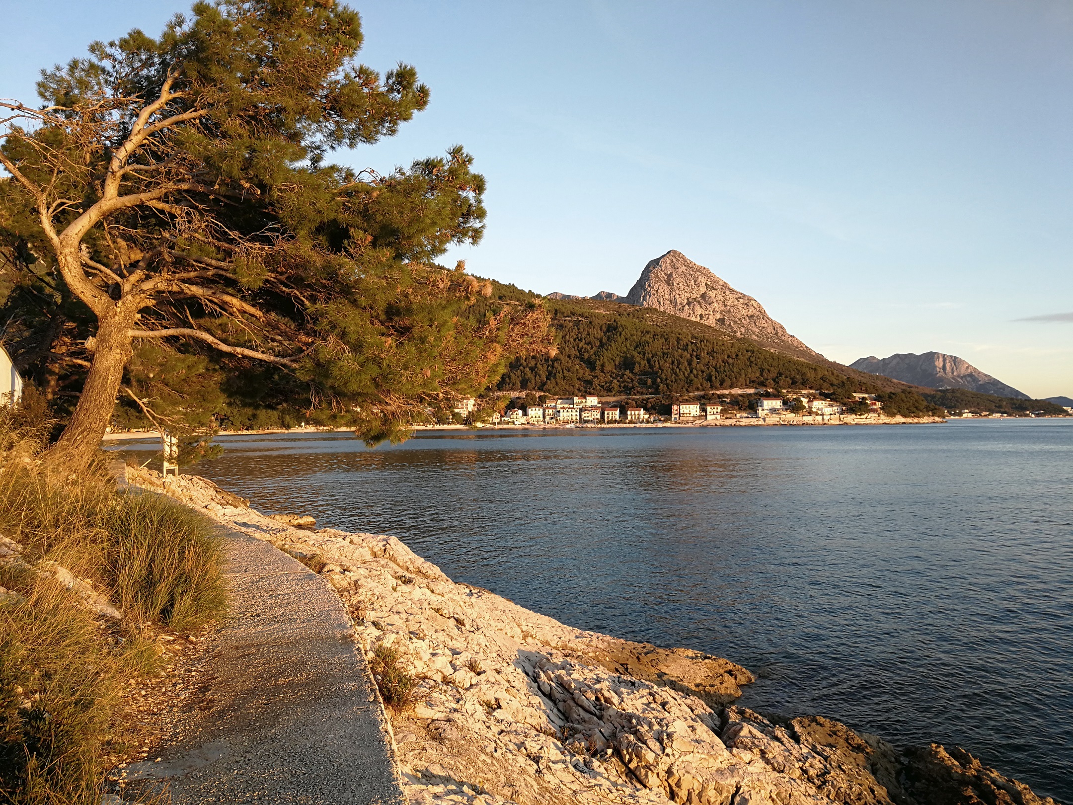 Gyalogos korzó Drvenik és a Gornja Vala strand között