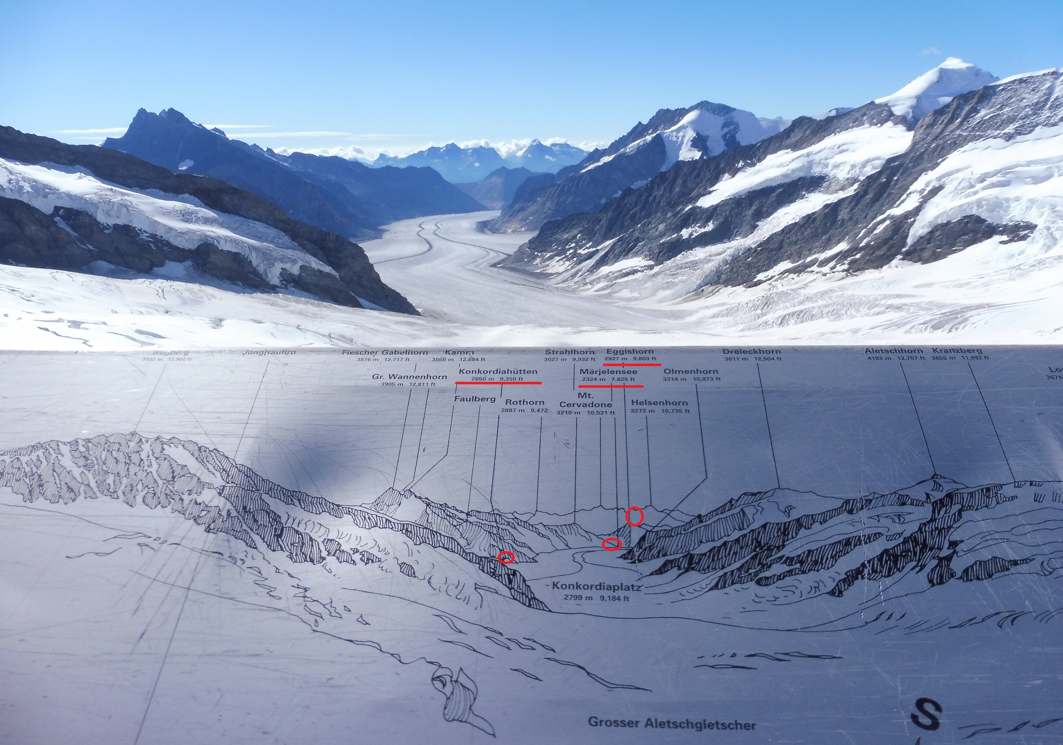 Hát van ennél szebb látvány?<br />A messzeségben felfedezhető a Konkordiahütte épülete, a Marjelensee (a túránk végpontja) és az Eggishorn, amiről a legszebb panoráma tárul a gleccserre