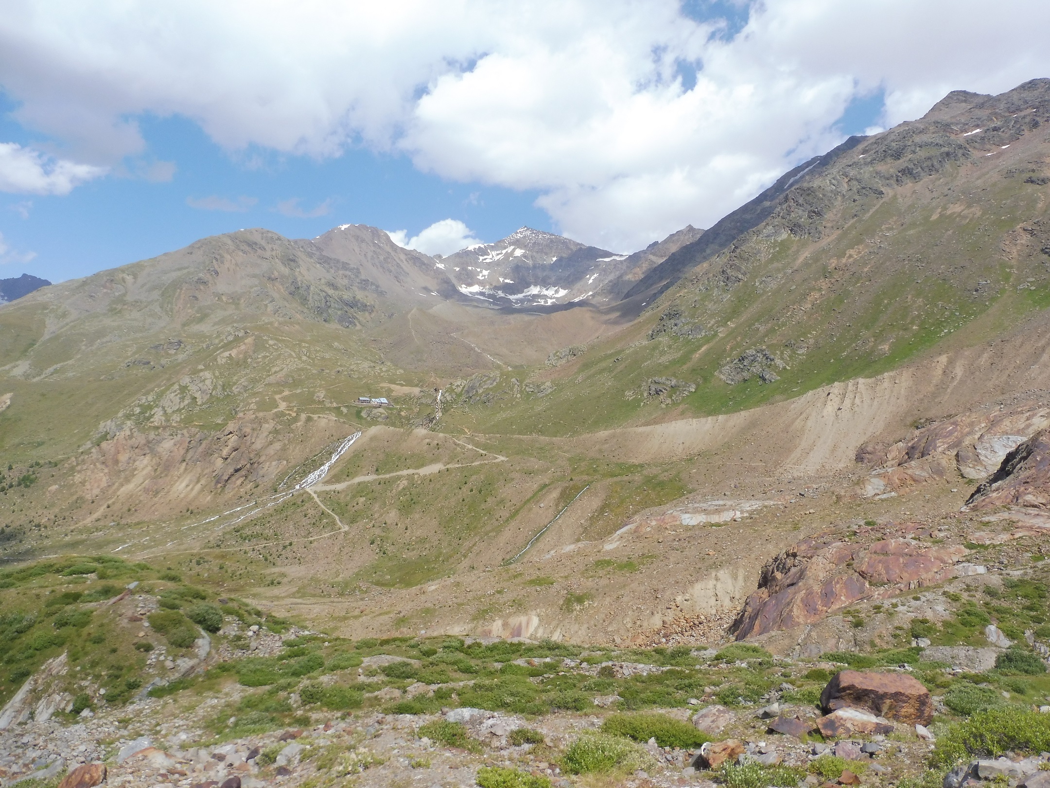 A Rifugio Branca menedékház a moréna tetején