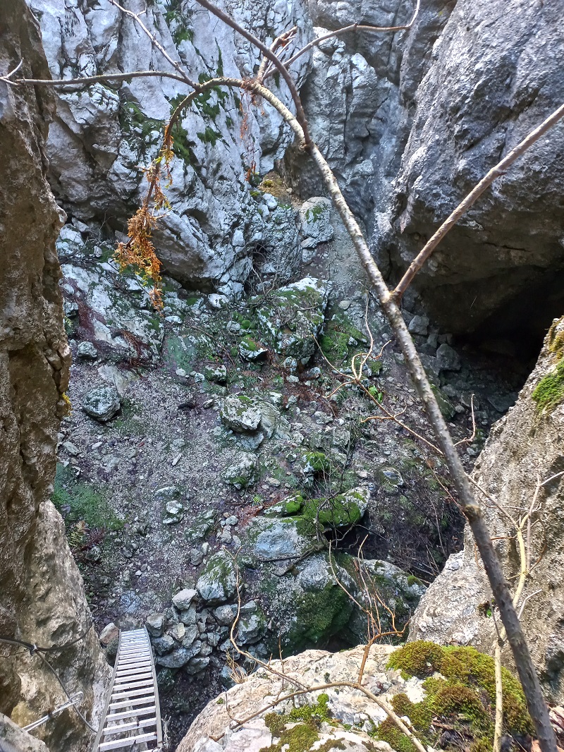 Alászállás a Zdenkova Jama barlanghoz