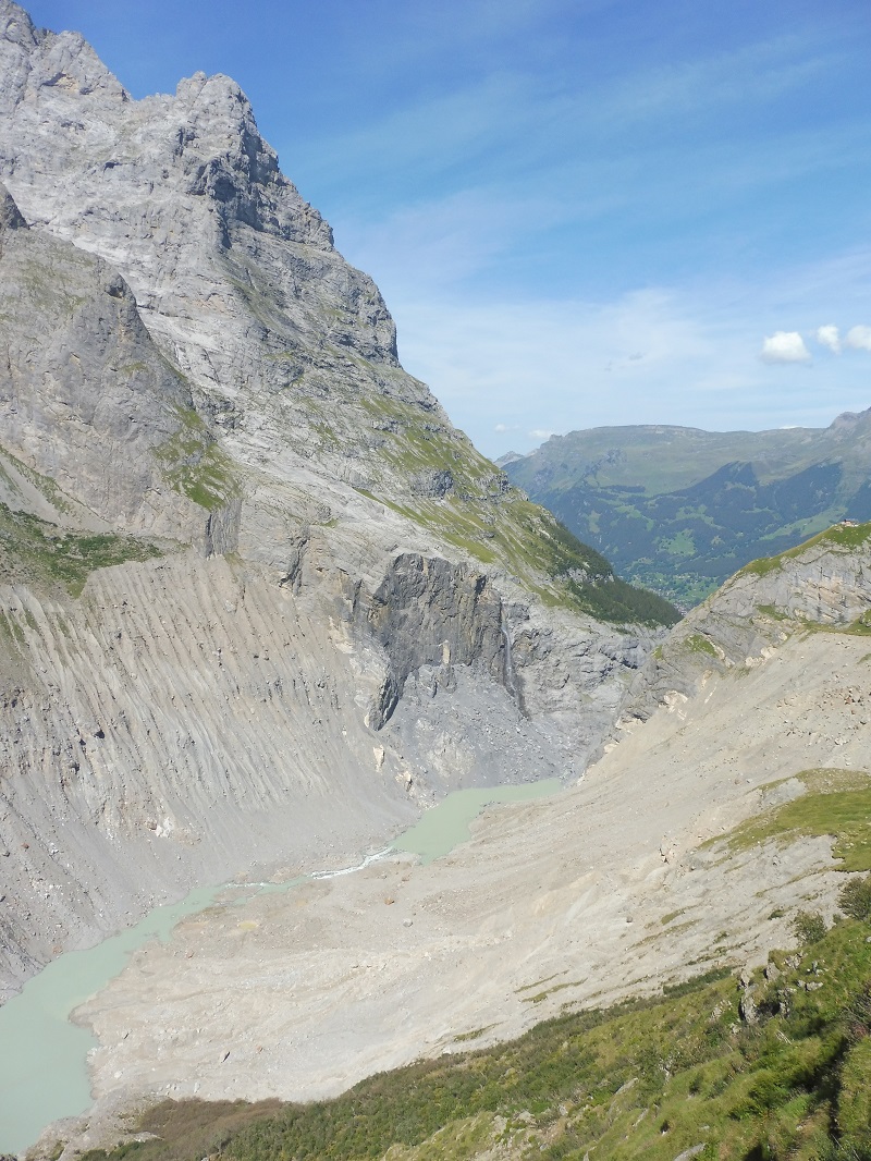 Jobb szélen a Bäregghütte, a törmeléklejtők helyén pedig a Stiereghütte hősi emléke