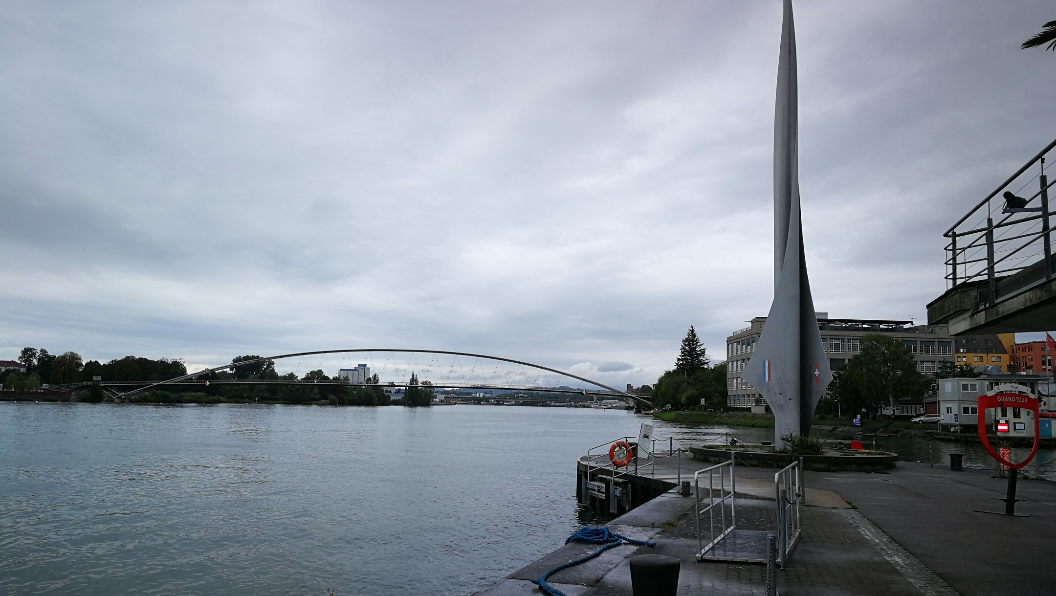 A hármashatár: a híd már Franciaországhoz, míg az emlékmű mögötti kockaépület Németországhoz tartozik