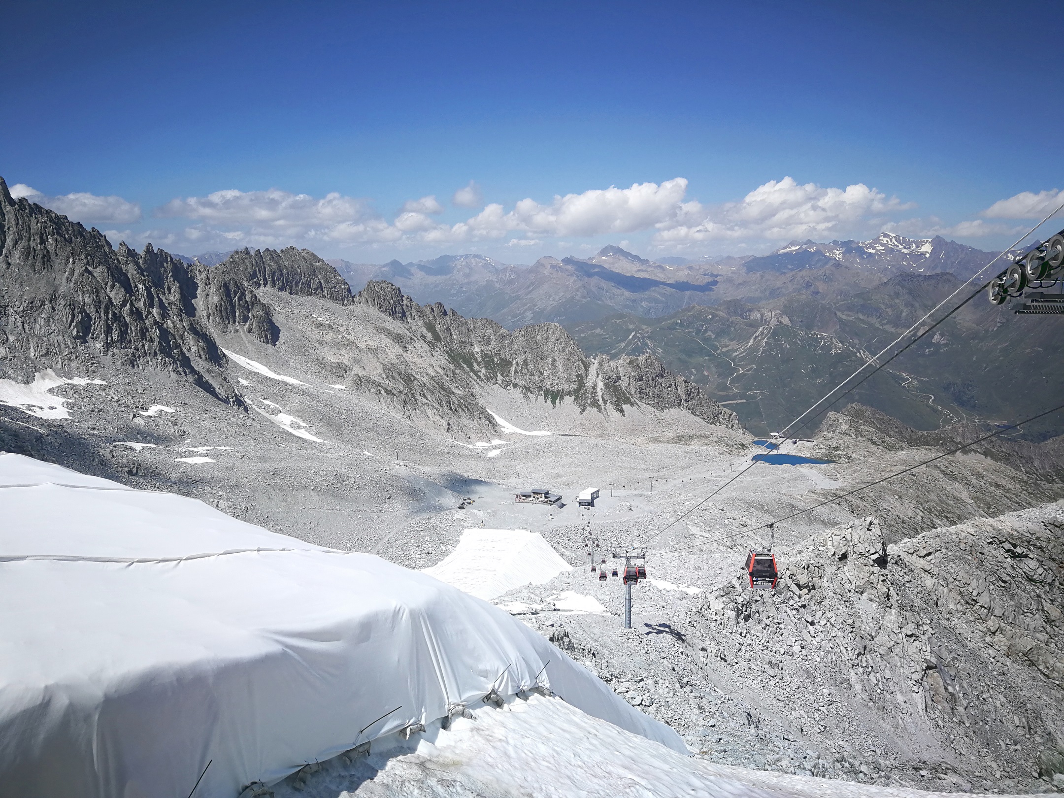 A Presena-gleccser síelhető maradványai, amiket nyáron takaróval védenek a napsütéstől