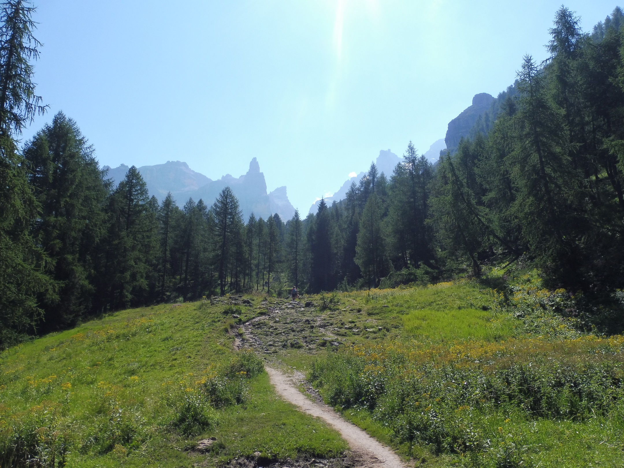 A háttérben már felsejlenek a leutánozhatatlan dolomit csúcsok