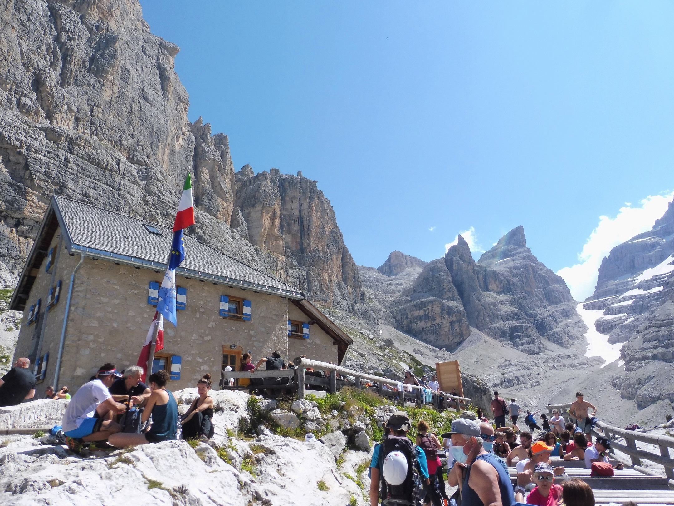 Déli csúcs a Rifugio Tuckettnél