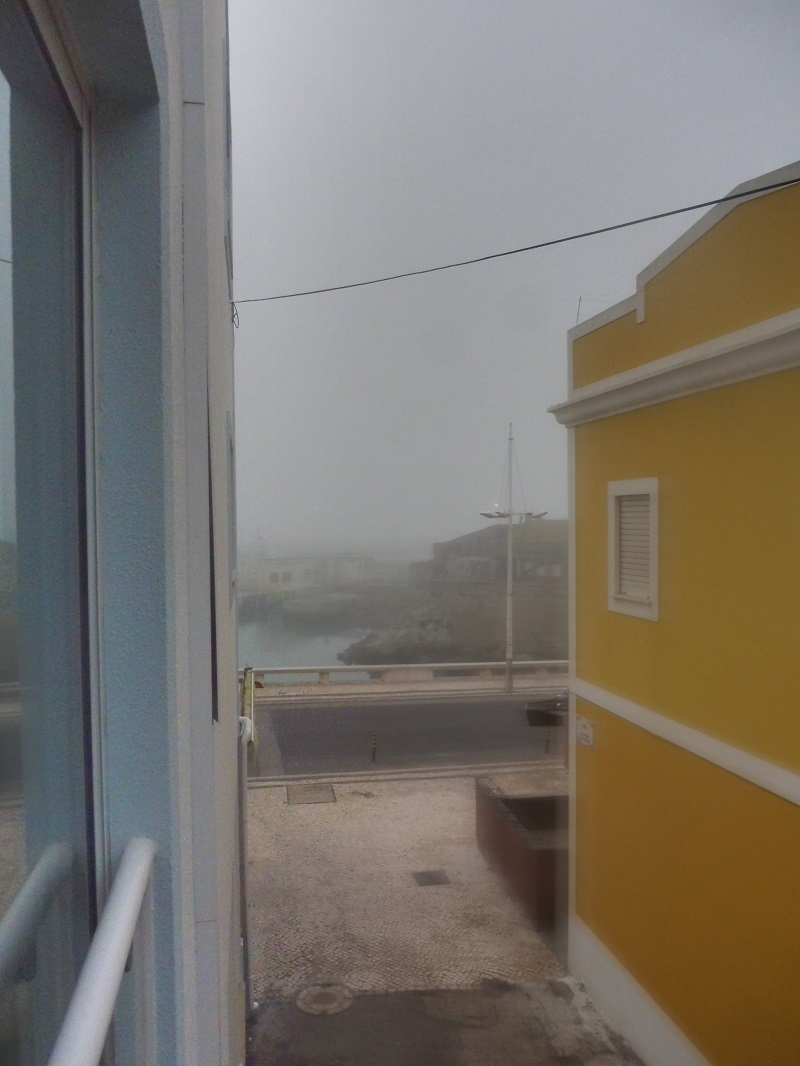 Egy köpésre Peniche kikötőjétől - a reggeli halszag, tengeri köd és sirályrikoltozás garantált