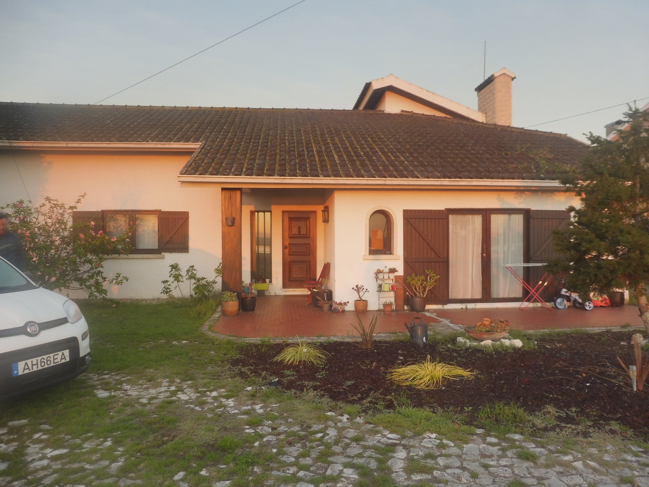 Az Aveiro lagúnája fölött felkelő nap megsüti autentikus portugál családi házunkat