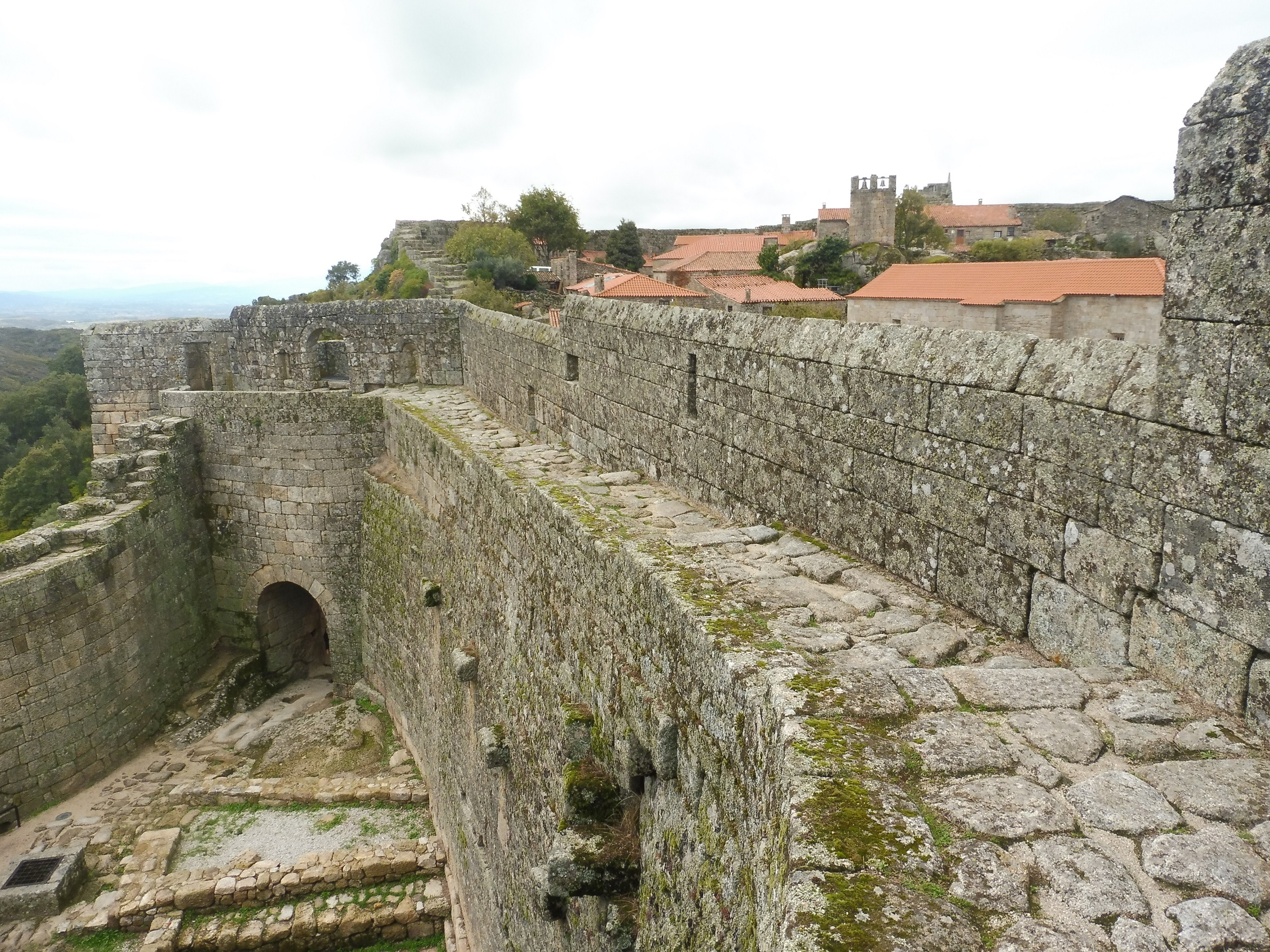 13. századi várfalakon