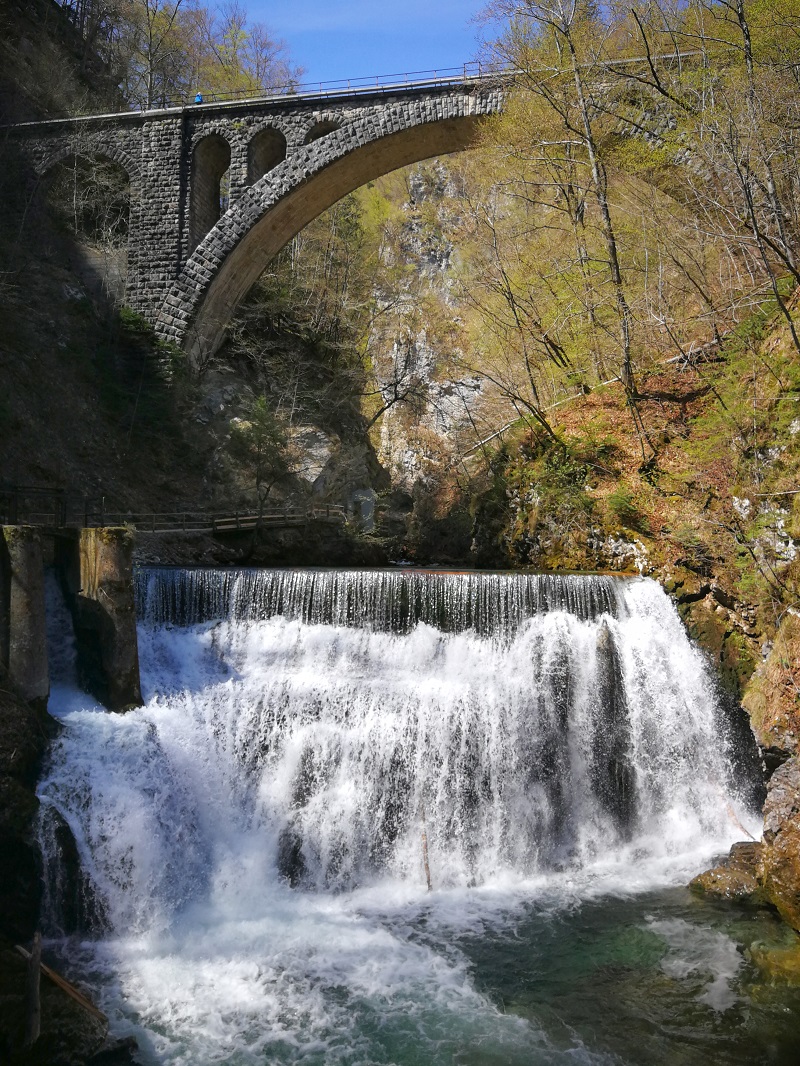 A mesterséges Sum-vízeséssel hagyja el a patak a szurdokot