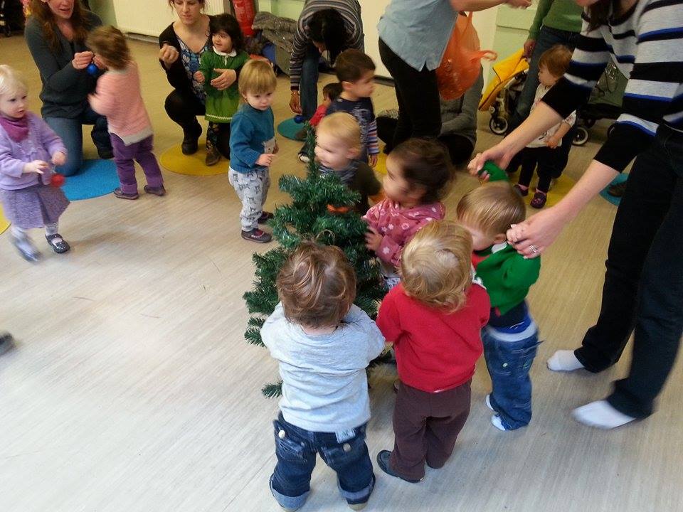 A kis bébibogyók karácsonyfát díszítenek a MusicMonkey klubban