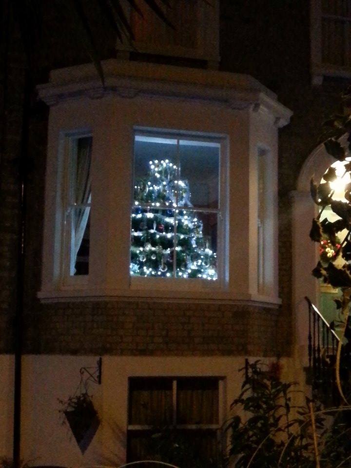 Karácsonyfa az egyik kedvenc környékbeli házam ablakában. Hatalmas!