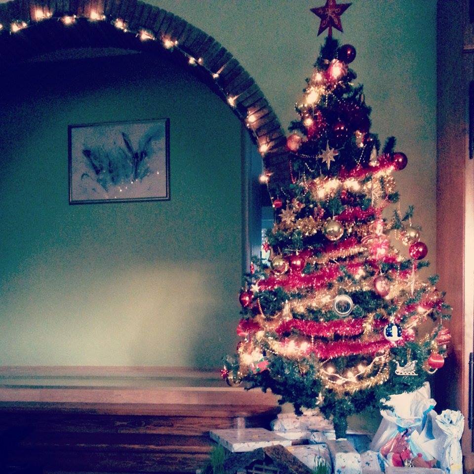 Jajdeszép a karácsonyfa, ragyograjtaaa a sokgyertya!