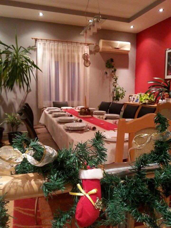 Otthoni karácsonyi dekor és asztalterítés angol pukkanós valamikkel. Aputól el kell kérnem a koronás képet is, jut eszembe.