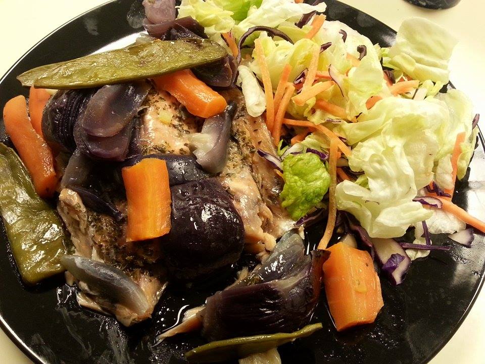 Lazac zöldségekkel és salátával