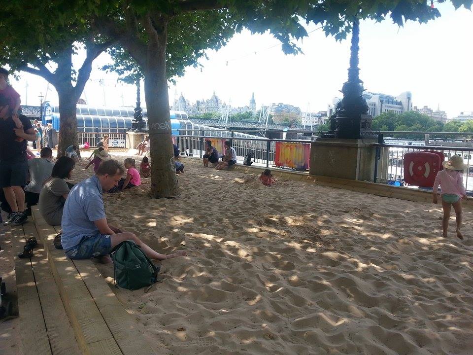 London - homokozó a sétány mellett