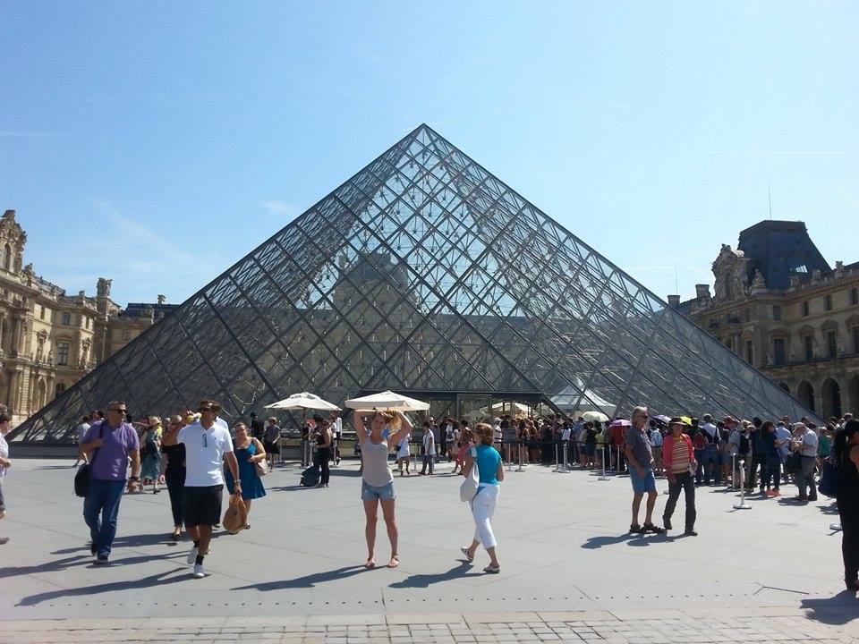 Louvre előtt