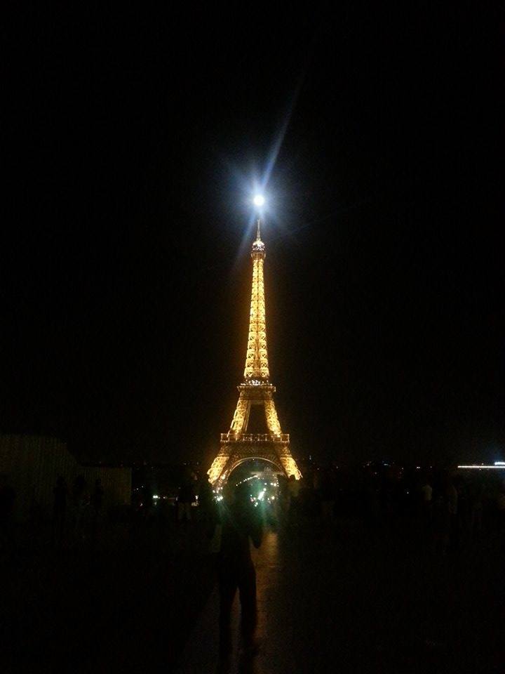 Eiffel torony a holddal a tetején